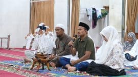 Wali Kota Tanjungbalai Mahyaruddin Salim bersama istri, Mashandayani Siahaan mengikuti acara doa bersama dan tepung tawar yang digelar BKM dan jemaah Masjid As Salamah, Kamis (23-4-2026) malam.  (Dok-Foto) 