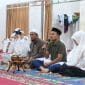 Wali Kota Tanjungbalai Mahyaruddin Salim bersama istri, Mashandayani Siahaan mengikuti acara doa bersama dan tepung tawar yang digelar BKM dan jemaah Masjid As Salamah, Kamis (23-4-2026) malam.  (Dok-Foto) 