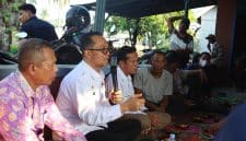 Langkah strategis ini ditandai dengan aksi tanam padi serentak yang dipimpin Wakil Wali Kota Tanjungbalai Muhammad Fadly Abdina, di lahan Kelompok Karya Tani (Poktan) Jalan Mangga (Pasar VII) Kelurahan Sijambi Kecamatan Datuk Bandar, Kamis (23-4-2026). (Dok-Foto) 