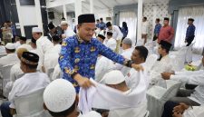 Sebanyak 134 jemaah calon haji asal Kota Tanjungbalai tahun 1447 H/2026 M dilakukan prosesi tepung tawar di Pendopo Rumah Dinas Wali Kota Tanjungbalai, Senin (27-4-2026), seluruh jemaah dipastikan siap diberangkatkan ke Tanah Suci. (Dok-Foto) 