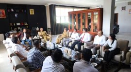 Wali Kota Tanjungbalai Mahyaruddin Salim saat menerima kunjungan dan audiensi dari Yayasan Lembaga Bantuan Hukum (LBH) Keadilan Setara Kota Tanjungbalai di ruang kerjanya, Selasa (28-4-2026). (Dok-Foto) 