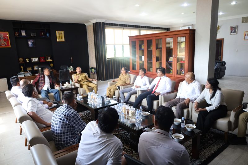 Wali Kota Tanjungbalai Mahyaruddin Salim saat menerima kunjungan dan audiensi dari Yayasan Lembaga Bantuan Hukum (LBH) Keadilan Setara Kota Tanjungbalai di ruang kerjanya, Selasa (28-4-2026). (Dok-Foto) 