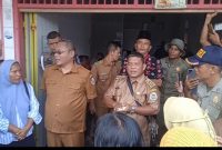Asisten Bupati Tapteng, Jonnedi Marbun.Langsung memberikan solusi kepada masyarakat yang belum menerima bantuan (Dok-Poto)