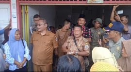 Asisten Bupati Tapteng, Jonnedi Marbun.Langsung memberikan solusi kepada masyarakat yang belum menerima bantuan (Dok-Poto)