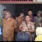 Asisten Bupati Tapteng, Jonnedi Marbun.Langsung memberikan solusi kepada masyarakat yang belum menerima bantuan (Dok-Poto)