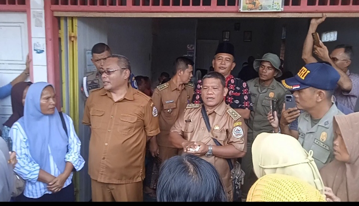 Asisten Bupati Tapteng, Jonnedi Marbun.Langsung memberikan solusi kepada masyarakat yang belum menerima bantuan (Dok-Poto)
