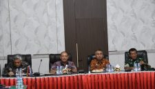 Rapat dipimpin Wakil Bupati Tapteng, Mahmud Efendi didampingi Sekretaris Daerah Tapteng Drs. Binsar TH Sitanggang, MSP, dan Pemprov Sumut dihadiri oleh Asisten Pemerintahan dan Kesejahteraan Rakyat Setdaprov Sumut (Dok-Poto)