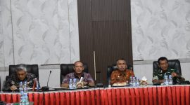 Rapat dipimpin Wakil Bupati Tapteng, Mahmud Efendi didampingi Sekretaris Daerah Tapteng Drs. Binsar TH Sitanggang, MSP, dan Pemprov Sumut dihadiri oleh Asisten Pemerintahan dan Kesejahteraan Rakyat Setdaprov Sumut (Dok-Poto)