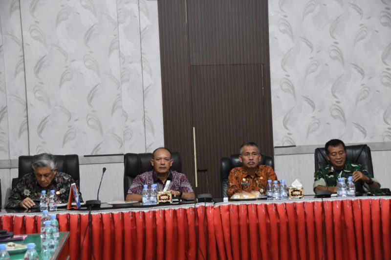 Rapat dipimpin Wakil Bupati Tapteng, Mahmud Efendi didampingi Sekretaris Daerah Tapteng Drs. Binsar TH Sitanggang, MSP, dan Pemprov Sumut dihadiri oleh Asisten Pemerintahan dan Kesejahteraan Rakyat Setdaprov Sumut (Dok-Poto)