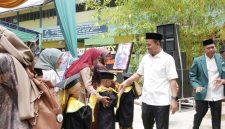 Wali Kota Tanjungbalai Hadiri Peringatan Hardiknas, Wisuda Khatam Al Qur’an Ke-XVI dan Perpisahan Santriwan/Santriwati Madrasah Alwashliyah Gading. (Dok-Foto) 