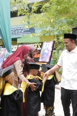 Wali Kota Tanjungbalai Hadiri Peringatan Hardiknas, Wisuda Khatam Al Qur’an Ke-XVI dan Perpisahan Santriwan/Santriwati Madrasah Alwashliyah Gading