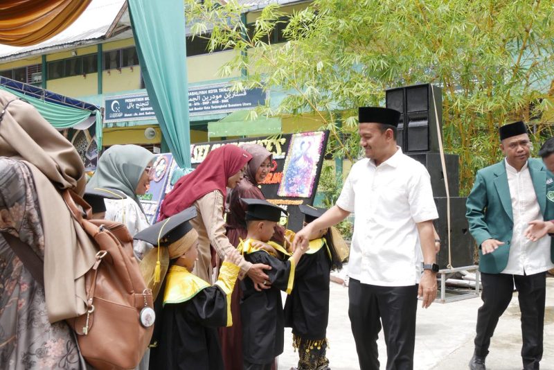 Wali Kota Tanjungbalai Hadiri Peringatan Hardiknas, Wisuda Khatam Al Qur’an Ke-XVI dan Perpisahan Santriwan/Santriwati Madrasah Alwashliyah Gading. (Dok-Foto) 