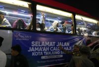 Wali Kota Tanjungbalai Bersama Forkopimda Melepas Keberangkatan 131 Jamaah Calon Haji Kloter 11 ke Asrama Haji Medan. (Dok-Foto)