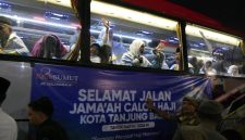 Wali Kota Tanjungbalai Bersama Forkopimda Melepas Keberangkatan 131 Jamaah Calon Haji Kloter 11 ke Asrama Haji Medan. (Dok-Foto)