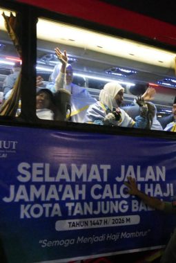 Wali Kota Tanjungbalai Bersama Forkopimda Melepas Keberangkatan 131 Jamaah Calon Haji Kloter 11 ke Asrama Haji Medan