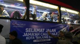 Wali Kota Tanjungbalai Bersama Forkopimda Melepas Keberangkatan 131 Jamaah Calon Haji Kloter 11 ke Asrama Haji Medan. (Dok-Foto)