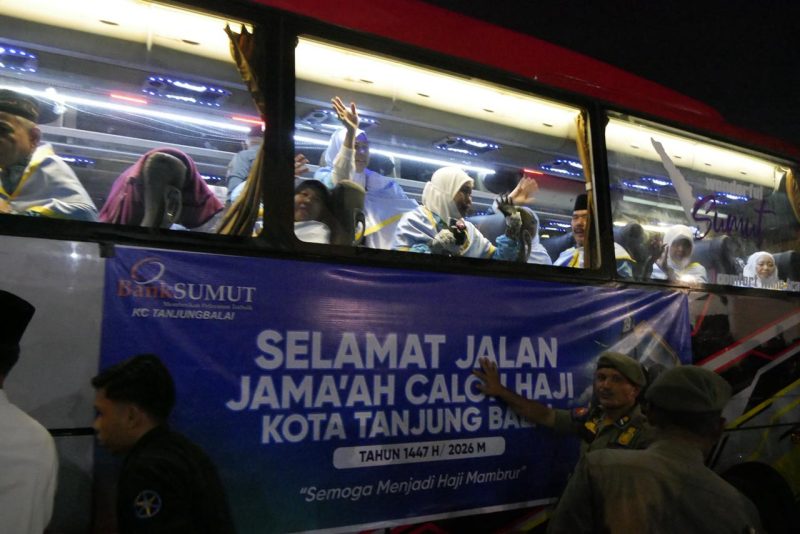 Wali Kota Tanjungbalai Bersama Forkopimda Melepas Keberangkatan 131 Jamaah Calon Haji Kloter 11 ke Asrama Haji Medan. (Dok-Foto)