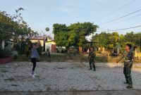 Sejumlah anak terlihat beraktivitas olahraga sambil memanfaatkan waktu selepas mengaji. (Dok-Foto)