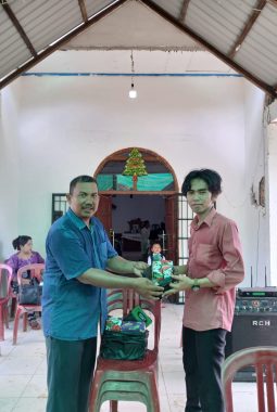 Calon Kades Kemantan No Urut 2 Syamsudin Beri Kado Untuk Anak Sekolah Minggu dan Pemuda
