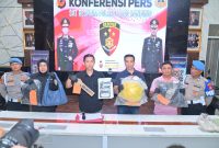 Kasat Reskrim Polrestabes Bandung AKBP Anton menggelar konferensi pers terkait pengungkapan dugaan tindak pidana pembunuhan ( Dok - Foto ).