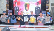 Kasat Reskrim Polrestabes Bandung AKBP Anton menggelar konferensi pers terkait pengungkapan dugaan tindak pidana pembunuhan ( Dok - Foto ).