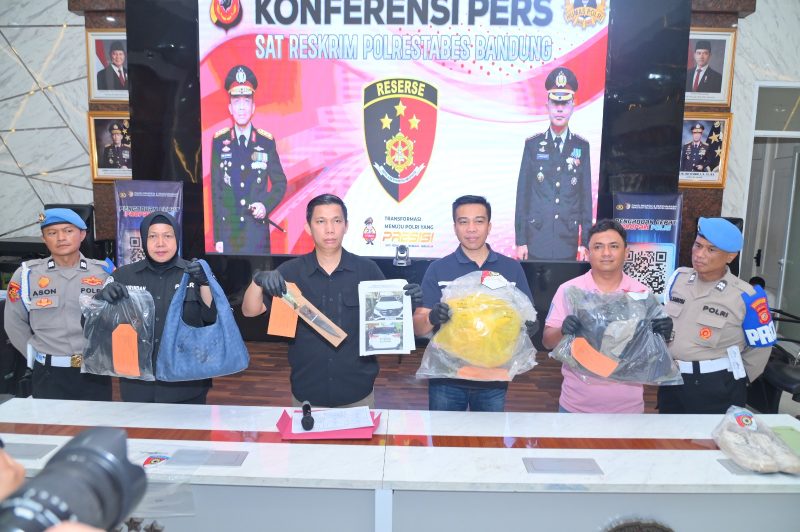 Kasat Reskrim Polrestabes Bandung AKBP Anton menggelar konferensi pers terkait pengungkapan dugaan tindak pidana pembunuhan ( Dok - Foto ).