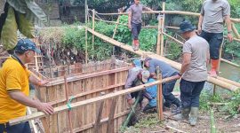 Pembangunan Jembatan Merah Putih di wilayah Desa Panenjoan ( Dok - Foto ).
