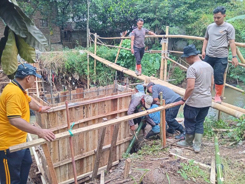 Pembangunan Jembatan Merah Putih di wilayah Desa Panenjoan ( Dok - Foto ).