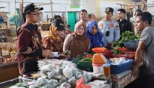 Plh Wali Kota Tanjungbalai Monitoring Sidak Pasar Tradisional, Pastikan Pasokan dan Harga Pangan Jelang Idul Adha 1447 H, Aman. (Dok-Foto)