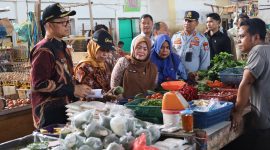 Plh Wali Kota Tanjungbalai Monitoring Sidak Pasar Tradisional, Pastikan Pasokan dan Harga Pangan Jelang Idul Adha 1447 H, Aman. (Dok-Foto)