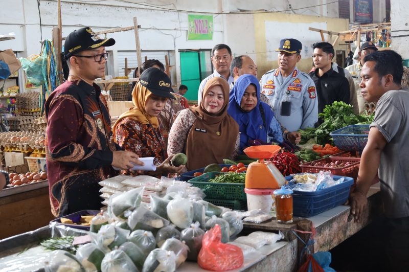 Plh Wali Kota Tanjungbalai Monitoring Sidak Pasar Tradisional, Pastikan Pasokan dan Harga Pangan Jelang Idul Adha 1447 H, Aman. (Dok-Foto)