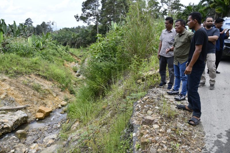 Masinton Pasaribu, SH, MH, pada hari Jumat 22 Mei 2026, melakukan kunjungan kerja untuk meninjau langsung kondisi infrastruktur jalan (Dok-Poto)