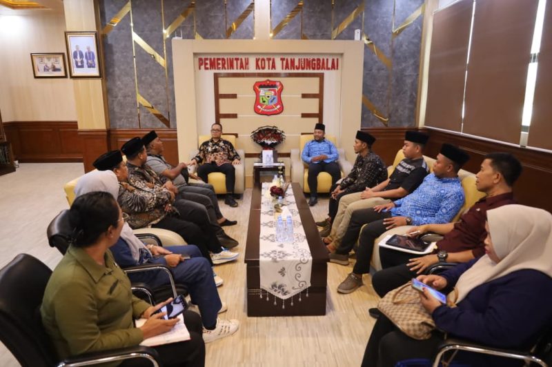 Terima Audiensi Paguyuban Pasundan Cabang Kota Tanjungbalai, Plh Wali Kota Muhammad Fadly Abdina: Mengapresiasi Peran Strategis Bantu Wujudkan Visi Tanjungbalai EMAS. (Dok-Foto)