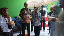 Plh. Wali Kota Tanjungbalai Kunjungi Para Pelaku Usaha di Kecamatan Teluk Nibung Dukung Program UP2K PKK. (Dok-Foto)