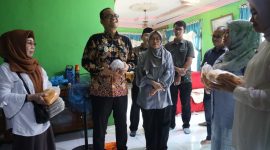 Plh. Wali Kota Tanjungbalai Kunjungi Para Pelaku Usaha di Kecamatan Teluk Nibung Dukung Program UP2K PKK. (Dok-Foto)