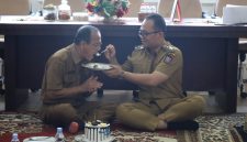 Pemko Tanjungbalai Gelar Perpisahan Kepada Asisten Administrasi dan Umum, Plh Wali Kota Muhammad Fadly Sampaikan Terimakasih Atas Pengabdiannya. (Dok-Foto)
