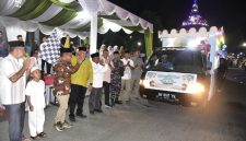 Masinton Pasaribu, SH, MH, didampingi Wakil Bupati Mahmud Efendi dan jajaran Forkopimda, resmi melepas ribuan peserta Pawai Takbiran menyambut Hari Raya Idul Adha 1447 H / 2026 M di depan Masjid Agung Al-Muslimin, Pandan (Dok-Poto)