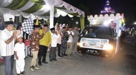 Masinton Pasaribu, SH, MH, didampingi Wakil Bupati Mahmud Efendi dan jajaran Forkopimda, resmi melepas ribuan peserta Pawai Takbiran menyambut Hari Raya Idul Adha 1447 H / 2026 M di depan Masjid Agung Al-Muslimin, Pandan (Dok-Poto)