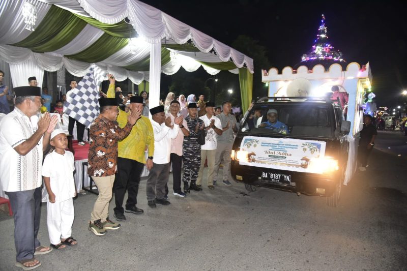 Masinton Pasaribu, SH, MH, didampingi Wakil Bupati Mahmud Efendi dan jajaran Forkopimda, resmi melepas ribuan peserta Pawai Takbiran menyambut Hari Raya Idul Adha 1447 H / 2026 M di depan Masjid Agung Al-Muslimin, Pandan (Dok-Poto)