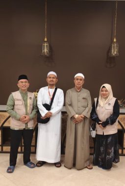 Wali Kota Tanjungbalai Mahyaruddin Salim Batubara Bersilaturahmi Bersama Jamaah Haji Kota Tanjungbalai di Arab Saudi.