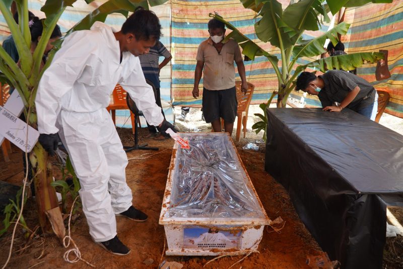 Penyidik Satreskrim Polres Tapanuli Tengah bersama Polsek Manduamas melakukan pembongkaran makam (ekshumasi) terhadap jenazah Boy Simamora (20) di Pemakaman Umum Dusun II, Desa Sampang Maruhur, Kecamatan Sirandorung (Dok-Poto)