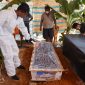 Penyidik Satreskrim Polres Tapanuli Tengah bersama Polsek Manduamas melakukan pembongkaran makam (ekshumasi) terhadap jenazah Boy Simamora (20) di Pemakaman Umum Dusun II, Desa Sampang Maruhur, Kecamatan Sirandorung (Dok-Poto)