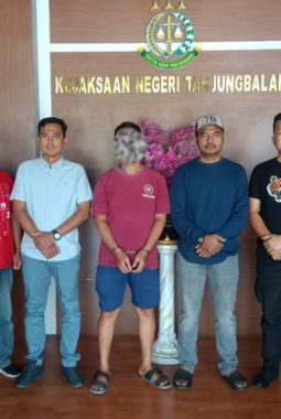 Tim TABUR Kejati Sumut dan Tim Intelijen Kejari Tanjungbalai Berhasil Amankan DPO Terpidana Penggelapan.