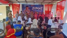 Kapolresta Bandung Kombespol Aldi Subartono, S.H., S.I.K., M.H., CPHR., bersama anak Yatim, ( Dok - Foto )