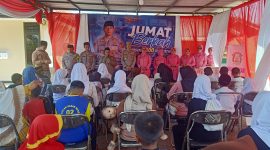 Kapolresta Bandung Kombespol Aldi Subartono, S.H., S.I.K., M.H., CPHR., bersama anak Yatim, ( Dok - Foto )