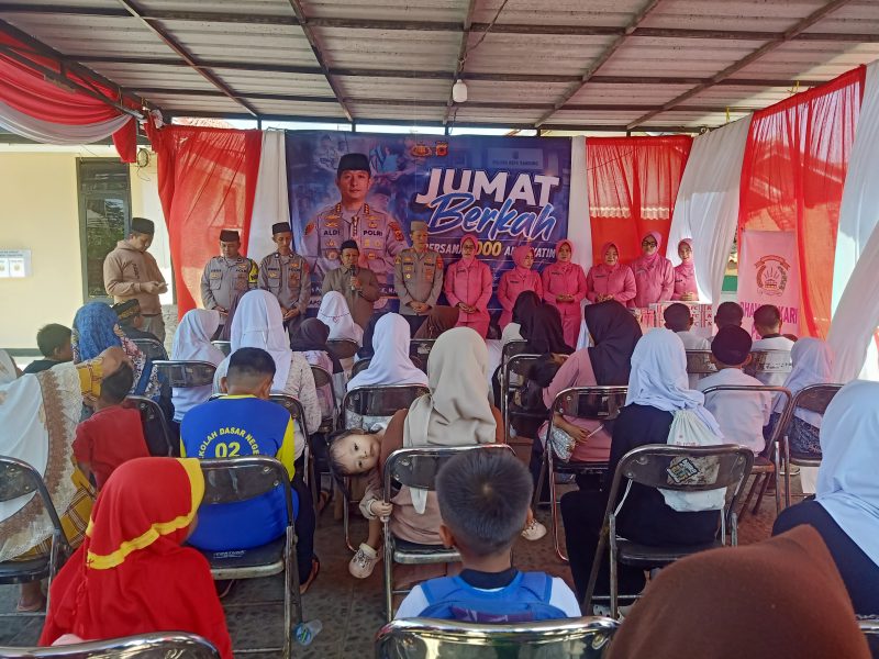 Kapolresta Bandung Kombespol Aldi Subartono, S.H., S.I.K., M.H., CPHR., bersama anak Yatim, ( Dok - Foto )