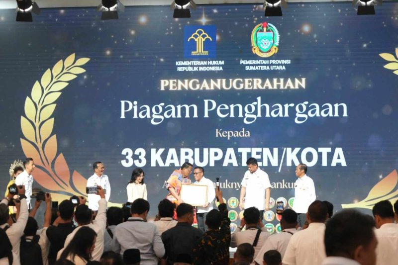 Penghargaan tersebut diserahkan saat menghadiri acara Peresmian Pos Bantuan Hukum (Posbankum) Desa/Kelurahan se-Provinsi Sumatera Utara (Dok-Poto)
