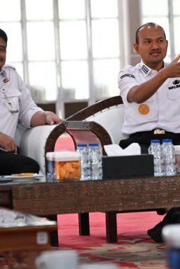 Audiensi Bersama Gubsu, Wali Kota Mahyaruddin Sampaikan Sejumlah Program Prioritas dan Usulan Pembangunan Wujudkan Tanjungbalai Sebagai Sentra Perikanan Provinsi Sumatera Utara.