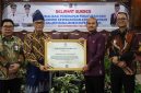 Berhasil Dalam Penerapan Implementasi E-Kinerja Tertinggi di Wilayah Kantor Regional VI Medan, Kepala BKN RI Serahkan Piagam Penghargaan Kepada Wali Kota Tanjungbalai. (Dok-Foto)