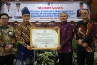 Berhasil Dalam Penerapan Implementasi E-Kinerja Tertinggi di Wilayah Kantor Regional VI Medan, Kepala BKN RI Serahkan Piagam Penghargaan Kepada Wali Kota Tanjungbalai. (Dok-Foto)